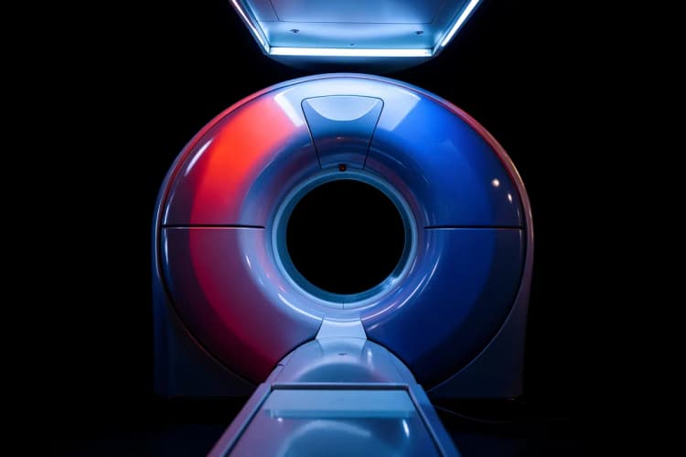 Close-up de um aparelho de ressonância magnética cardíaca em um ambiente hospitalar moderno, destacando a tecnologia de radiologia especializada.